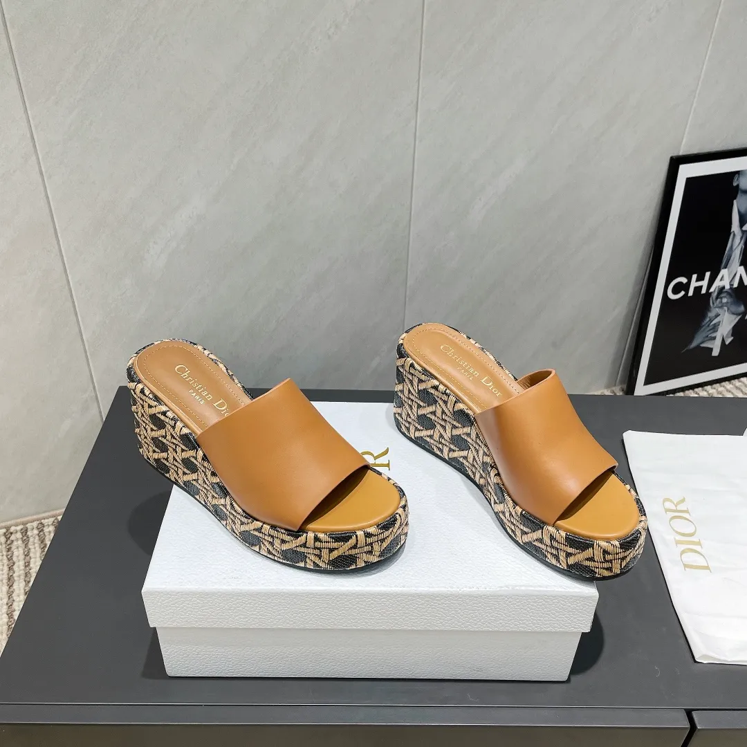 💕💕Factory direct selling price p540💕💕 (Top version) Dior 25ss summer high version new sandals. [Round-toe thick-soled sandals] Simple and super versatile. Perfect and luxurious on the feet, can be matched with spring and summer clothes. The foot feels even more comfortable! The material is a perfect replica of the original version. Original disassembly and molding. ❶Material: original customized cowhide ❷Inner lining: original customized sheepskin ❸Feet: original customized sheepskin ❹Outsole: original non-slip slope heel outsole ❺Heel height: 9cm ❻Packaging: original full set of packaging ❼Number of yards: 36-39 (40.41. Customization is not returnable) ☀Color: Official website updated simultaneously